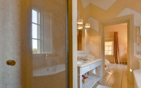 Villa Moscato: Design Intérieur, Mur, Sol, Sol, Plafond, Salle De Bains, Luminaire Plomberie, Éclairage, Pièce, Baignoire