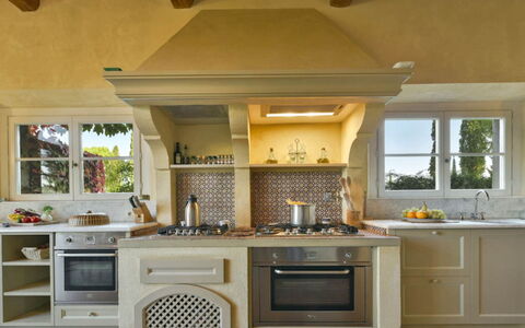 Villa Moscato: Cuisine, Design Intérieur, Appareil De Cuisine, Meubles, Principaux Appliance, Cuisinière, Comptoir, Sol, Cabinetry, Domicile