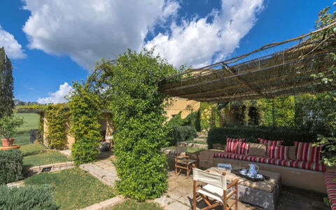 Villa Il Serraglio: Jardin, Arbuste, Lot Terre, Communauté Des Plantes, Aménagement Paysager, Couverture De Sol, Cour, Arrière-Cour, Biens