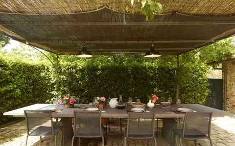 Villa del Riccio: Meubles, Table, Mobilier De Jardin, Chaise, Tableau De Plein Air, Table Cuisine Et Salle A Manger, Ombre, Arrière-Cour, Jardin, Structure En Plein Air