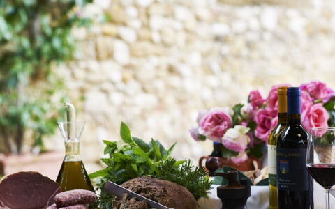 Villa del Riccio: Vaisselle, Aliments, Drinkware, Pot De Fleur, Bouteille, Du Vin, Serveware, Produire, Plante D'Appartement