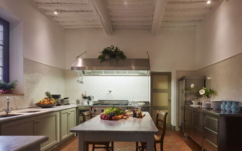 Villa del Riccio: Cuisine, Design Intérieur, Sol, Meubles, Comptoir, Plafond, Cabinetry, Éclairage, Sol, Appareil De Cuisine