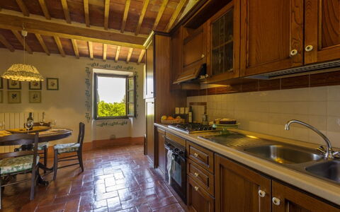 Podere Contignano: Meubles, Sol, Design Intérieur, Domicile, Cuisine, Pièce, Comptoir, Cabinetry, Électroménager, Table Cuisine Et Salle A Manger