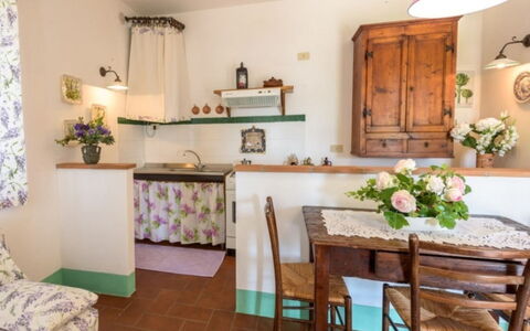 Podere del Mezzadro: Meubles, Design Intérieur, Sol, Bois, Pièce, Sol, Éclairage, Plafond, Table, Cuisine