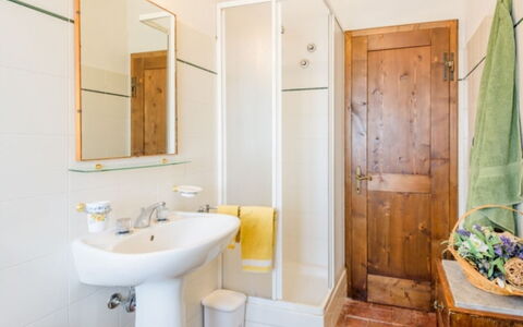 Podere del Mezzadro: Mur, Sol, Sol, Design Intérieur, Salle De Bains, Luminaire Plomberie, Lavabo, Pièce, Plafond, Plomberie