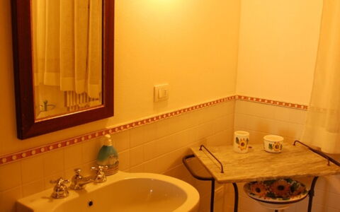 Casale Gioiello: Lavabo, Mur, Luminaire Plomberie, Design Intérieur, Évier, Sol, Robinet, Salle De Bains, Sol, Plomberie