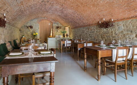 Villa Bel Monte: Meubles, Table, Design Intérieur, Chaise, Table Cuisine Et Salle A Manger, Vaisselle, Restaurant, Plafond, Salle À Manger, Vaisselle