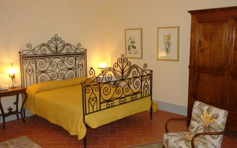 Villa Bel Monte: Meubles, Lit, Chambre, Design Intérieur, Literie, Sol, Drap De Lit, Sol, Pièce, Cadre De Lit
