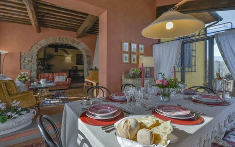 Villa Lucente: Meubles, Design Intérieur, Mur, Chaise, Table, Salle À Manger, Table Cuisine Et Salle A Manger, Sol, Pièce, Éclairage