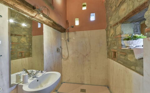 Villa Lucente: Sol, Mur, Design Intérieur, Sol, Plafond, Luminaire Plomberie, Pièce, Salle De Bains, Éclairage, Meubles