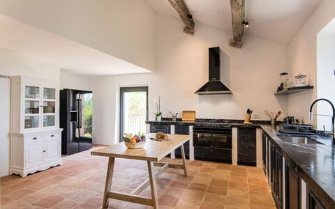 Villa Ugo: Cuisine, Meubles, Comptoir, Sol, Design Intérieur, Appareil De Cuisine, Bois, Cabinetry, Cuisinière, Sol