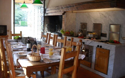 Villa Antonella: Meubles, Bois, Cuisine, Design Intérieur, Table Cuisine Et Salle A Manger, Table, Sol, Comptoir, Chaise, Plafond