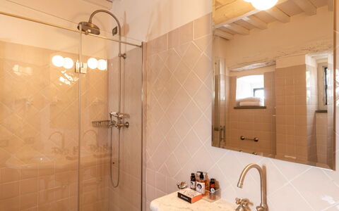 Agatea: Mur, Sol, Salle De Bains, Design Intérieur, Sol, Luminaire Plomberie, Plafond, Lavabo, Plomberie, Domicile