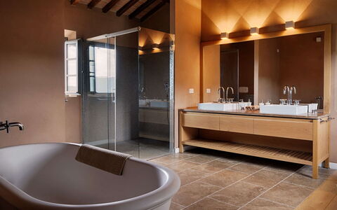 Villa Collinette: Luminaire Plomberie, Design Intérieur, Sol, Salle De Bains, Robinet, Évier, Plomberie, Meubles, Lavabo, Éclairage