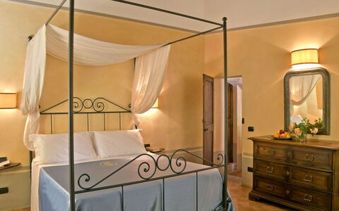 Villa Asia: Meubles, Design Intérieur, Lit, Mur, Chambre, Sol, Sol, Plafond, Pièce, Literie