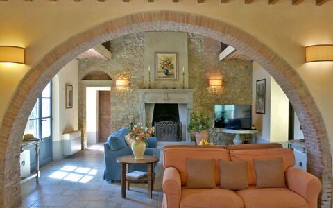 Villa Asia: Meubles, Mur, Design Intérieur, Plafond, Éclairage, Sol, Table, Canapé, Domicile, Salon