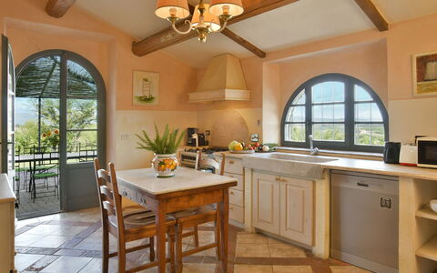 Villa Ginevra: Meubles, Design Intérieur, Sol, Cuisine, Bois, Plafond, Chaise, Comptoir, Sol, Cabinetry