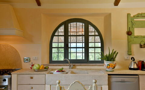 Villa Ginevra: Design Intérieur, Meubles, Bois, Cuisine, Sol, Domicile, Éclairage, Comptoir, Cabinetry, Pièce