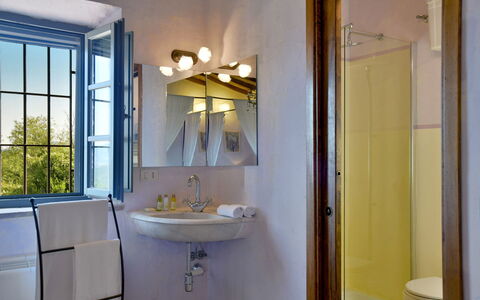 Villa Ginevra: Mur, Design Intérieur, Lavabo, Luminaire Plomberie, Luminaire, Plafond, Éclairage, Domicile, Salle De Bains, Sol