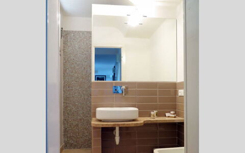 Terrazza Dell'Elba: Mur, Salle De Bains, Sol, Design Intérieur, Luminaire Plomberie, Sol, Lavabo, Plomberie, Miroir, Évier