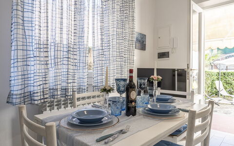 Casa Liliana Ac, Wifi, Forte Dei Marmi: Meubles, Design Intérieur, Textile, Table, Chaise, Salle À Manger, Sol, Table Cuisine Et Salle A Manger, Linge, Pièce