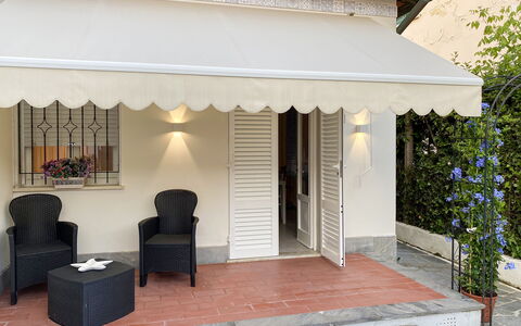 Casa Liliana Ac, Wifi, Forte Dei Marmi: Store, Porte, Pot De Fleur, Ombre, Structure En Plein Air, Plante D'Appartement, Balcon, Porche, Mobilier De Jardin, Canopée