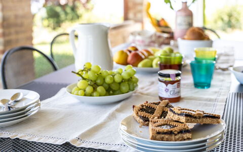 Il Pino Apartment: Aliments, Vaisselle, Serveware, Table, Drinkware, Vaisselle, Meubles, Ingrédient, Fruit, Assiette