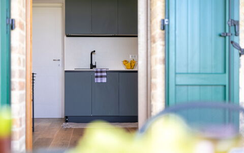 Il Pino Apartment: Bois, Cuisine, Design Intérieur, Sol, Comptoir, Meubles, Sol, Cabinetry, Domicile, Appareil De Cuisine