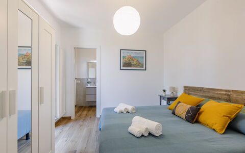 Il Pino Apartment: Meubles, Lit, Design Intérieur, Sol, Sol, Chambre, Mur, Literie, Drap De Lit, Bois