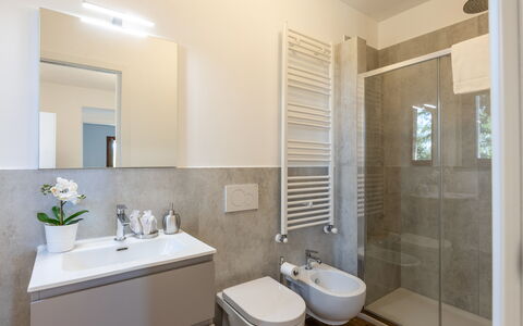 Il Pino Apartment: Sol, Sol, Design Intérieur, Salle De Bains, Luminaire Plomberie, Évier, Plafond, Robinet, Plomberie, Pièce