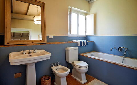 Poggio Cavallino Private Pool, Wifi, Maremma: Salle De Bains, Luminaire Plomberie, Lavabo, Évier, Robinet, Siège De Toilette, Toilette, Plomberie, Sol, Sol