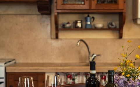 La Pergola: Bouteille, Meubles, Vaisselle, Comptoir, Design Intérieur, Bouteille De Vin, Table, Bouteille En Verre, Aliments