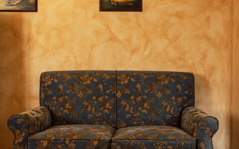 La Limonaia: Meubles, Marron, Sol, Sol, Design Intérieur, Canapé, Salon, Plâtre, Tache De Bois