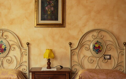 La Limonaia: Meubles, Mur, Chambre, Lit, Bois, Design Intérieur, Drap De Lit, Literie, Sol, Sol