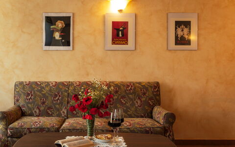 Il Roseto: Mur, Meubles, Design Intérieur, Jaune, Marron, Cadre, Orange, Canapé, Pièce, Salon