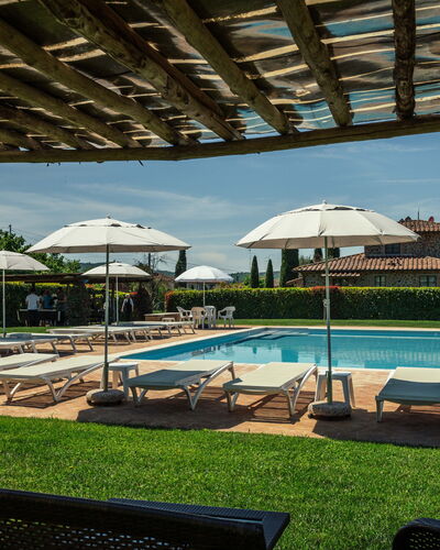 Il Roseto: Piscine, Recours, Mobilier De Jardin, Jardin, Hacienda, Biens, Pelouse, Balancelle, Villa, Cour