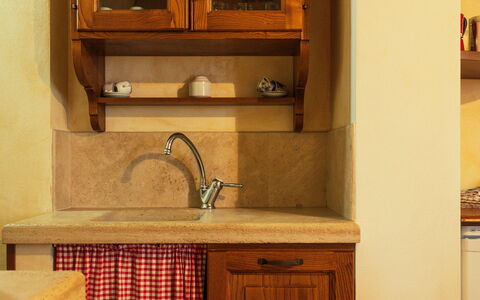 Il Noceto: Bois, Sol, Meubles, Cabinetry, Design Intérieur, Cuisine, Comptoir, Sol, Marron, Placard