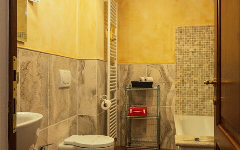 Il Noceto: Sol, Mur, Luminaire Plomberie, Design Intérieur, Sol, Salle De Bains, Lavabo, Évier, Robinet, Plafond