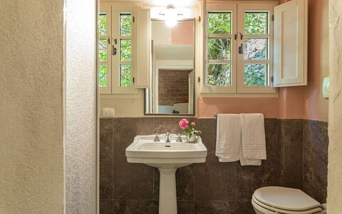 Villa Linchiano: Lavabo, Salle De Bains, Évier, Luminaire Plomberie, Design Intérieur, Mur, Robinet, Sol, Sol, Domicile