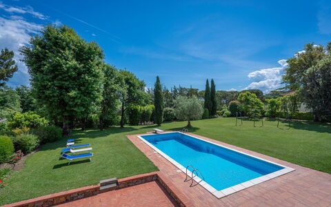Il Villino Del Collezionista With Pool In Pistoia: Bleu, Piscine, Jardin, Biens, Pelouse, Aménagement Paysager, Ombre, Loisir, Hacienda, Cour