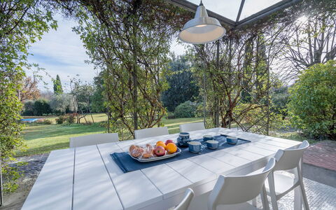 Il Villino Del Collezionista With Pool In Pistoia: Meubles, Table, Table Cuisine Et Salle A Manger, Chaise, Tableau De Plein Air, Mobilier De Jardin, Ombre, Jardin, Restaurant, Verre