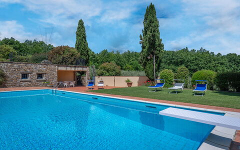 Il Villino Del Collezionista With Pool In Pistoia: Bleu, Piscine, Recours, Jardin, Eco Hôtel, Hacienda, Aménagement Paysager, Biens, Ombre, Villa