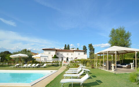 Villa Yvonne: Piscine, Recours, Mobilier De Jardin, Jardin, Balancelle, Pelouse, Aménagement Paysager, Cour, Ombre, Chaise