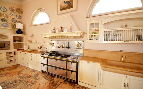 Villa Yvonne: Cuisine, Design Intérieur, Comptoir, Bois, Meubles, Cabinetry, Sol, Appareil De Cuisine, Cuisinière, Éclairage