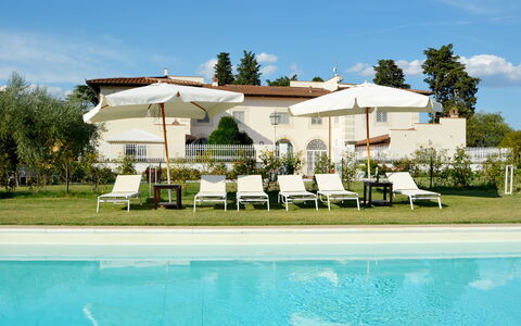 Villa Yvonne: Piscine, Recours, Biens, Mobilier De Jardin, Jardin, Balancelle, Pelouse, Hacienda, Villa, Cour