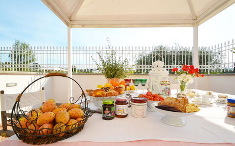 Villa Yvonne: Meubles, Table, Aliments, Chaise, Linge, Petit Déjeuner, Serveware, Table Cuisine Et Salle A Manger, Nappe De Table