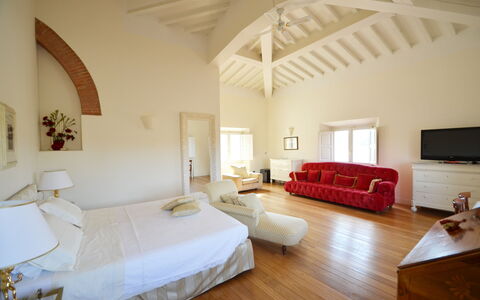 Villa Yvonne: Meubles, Design Intérieur, Lit, Mur, Sol, Sol, Chambre, Plafond, Pièce, Drap De Lit