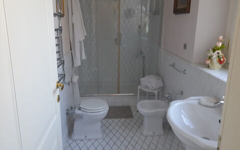 Villa Yvonne: Luminaire Plomberie, Mur, Salle De Bains, Design Intérieur, Sol, Sol, Lavabo, Évier, Robinet, Plomberie