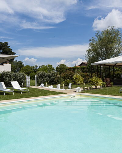 Villa Yvonne: Piscine, Jardin, Biens, Pelouse, Hacienda, Recours, Aménagement Paysager, Villa, Cour, Cour