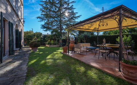 Ely Apartment In Villa, Wifi, Terricciola, Pisa: Jardin, Pot De Fleur, Aménagement Paysager, Ombre, Dalle, Plante D'Appartement, Cour, Hacienda, Chaise, Arrière-Cour